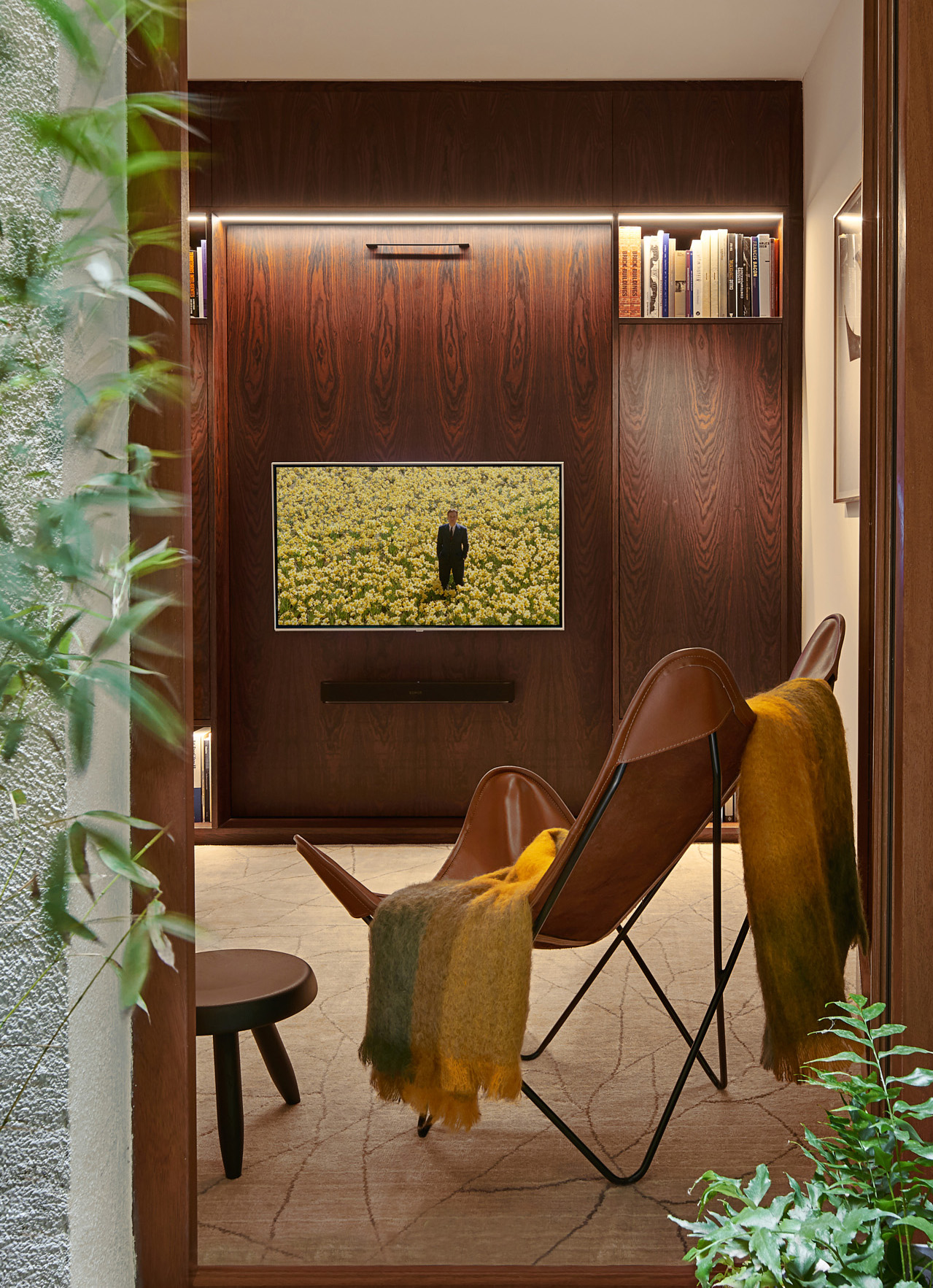 rardo architects in Madrid mid century modern space apartment refurbishment master bedroom with custom made furniture