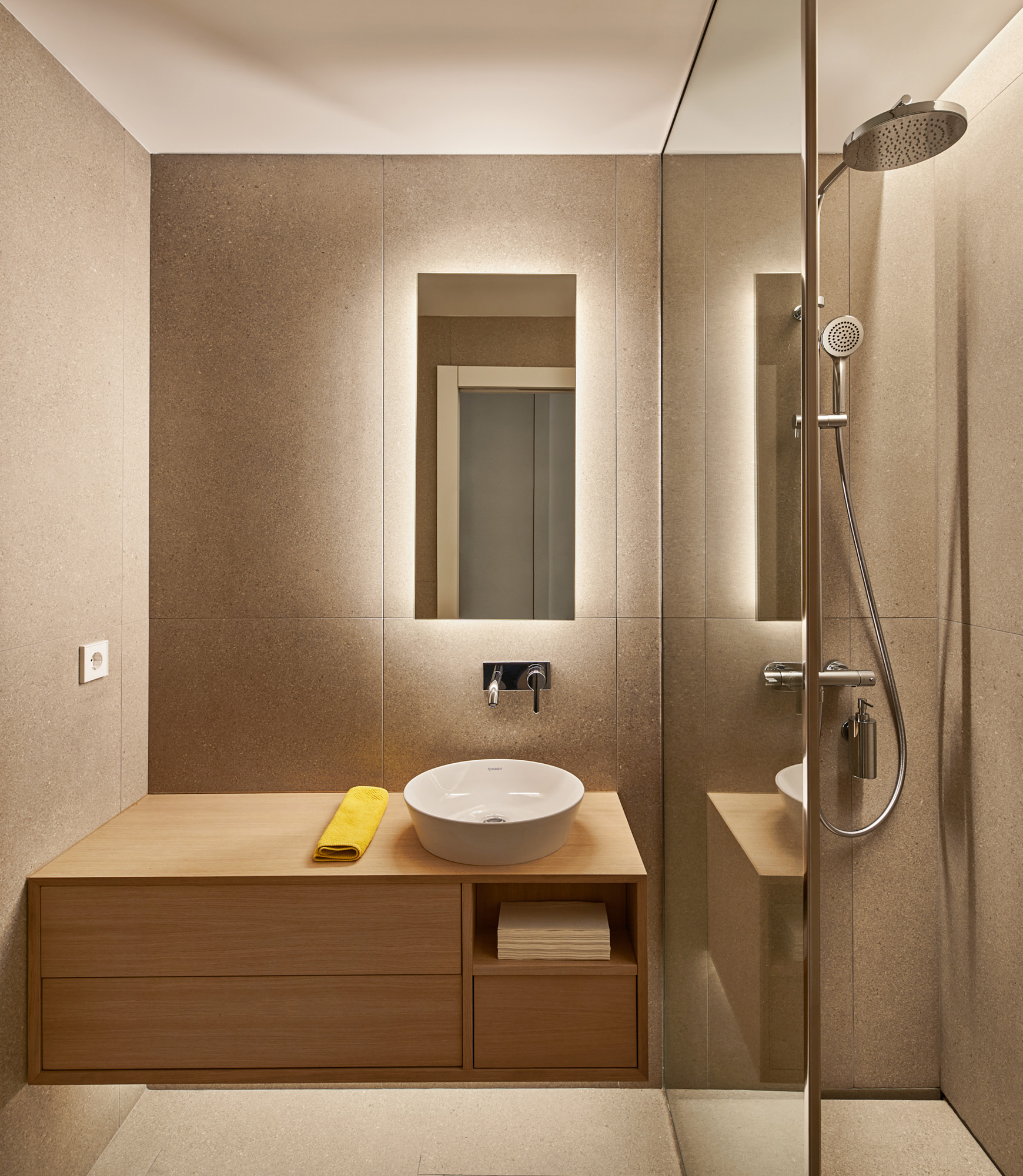 rardo architects in Madrid mid century modern space apartment refurbishment bathroom