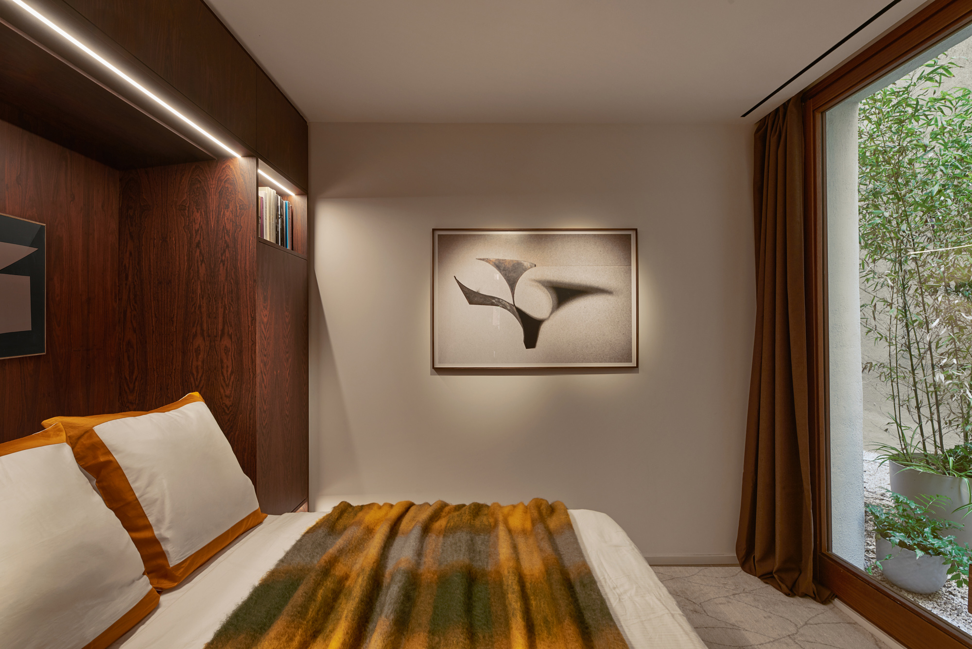 rardo architects in Madrid mid century modern space apartment refurbishment master bedroom